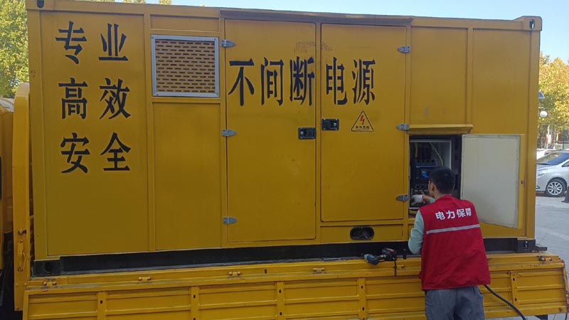 库车柴油发电机组和UPS电源配合使用时，如何避免切换过程中的电力中断？